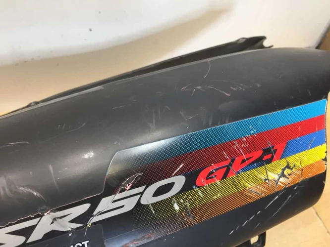 Aprilia Sr 50 Használt Ülésalatti idom (Karcok vannak rajta.)  Fekete ( Kör Sr )