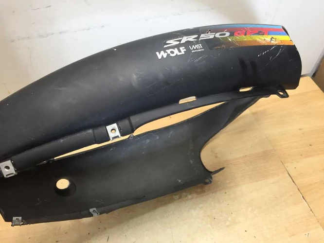 Aprilia Sr 50 Használt Ülésalatti idom (Karcok vannak rajta.)  Fekete ( Kör Sr )