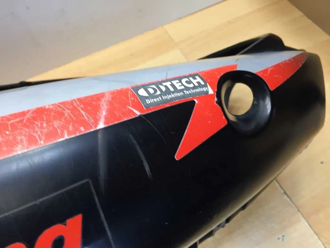 Aprilia Sr 50 Használt Ülésalatti Idom (Karcok Vannak Rajta, Festés Hibás) FEKETE