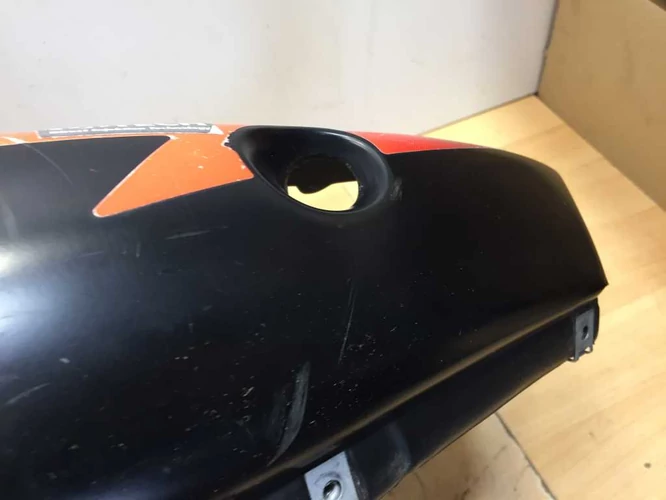 Aprilia Sr 50 Használt Ülésalatti Idom (Karcok Vannak Rajta, Festés Hibás) FEKETE