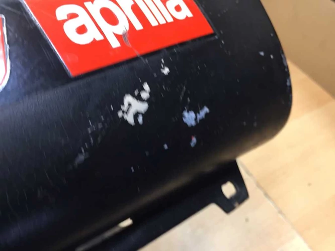 Aprilia Sr 50 Használt Ülésalatti Idom (Karcok Vannak Rajta, Festés Hibás) FEKETE