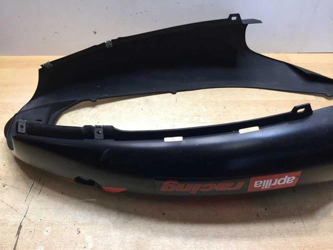 Aprilia Sr 50 Használt Ülésalatti Idom (Karcok Vannak Rajta, Festés Hibás) FEKETE