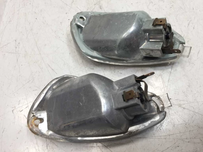 Gilera Runner Használt Első Index Pár ( 1db rögzítő fül sérült )