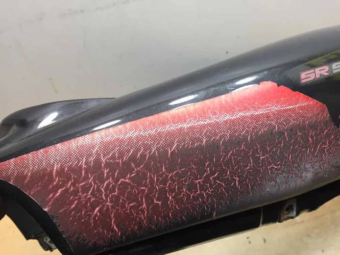 Aprilia Sr 50 Használt Ülésalatti Idom (Karcos, csúszott) Kör Sr (Fekete)