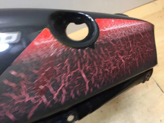 Aprilia Sr 50 Használt Ülésalatti Idom (Karcos, csúszott) Kör Sr (Fekete)