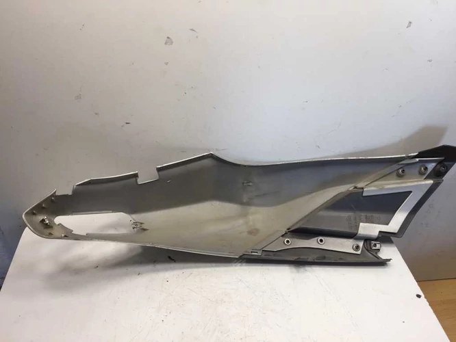 Aprilia Sr 50 factory használt ülésalatti idom bal (Karcos)
