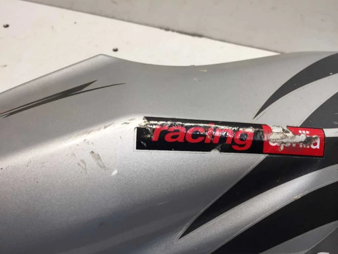Aprilia Sr 50 factory használt ülésalatti idom jobb (Karcos, 1db rögzítő fül javított)