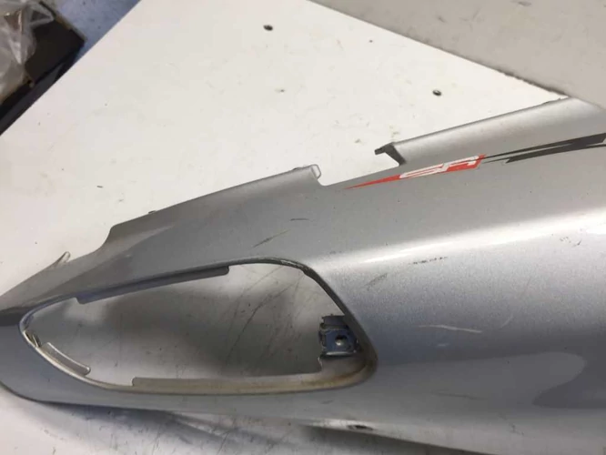 Aprilia Sr 50 factory használt ülésalatti idom jobb (Karcos, 1db rögzítő fül javított)