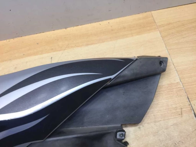 Aprilia Sr 50 Factory Használt ülés alatti idom jobb (Karcos)