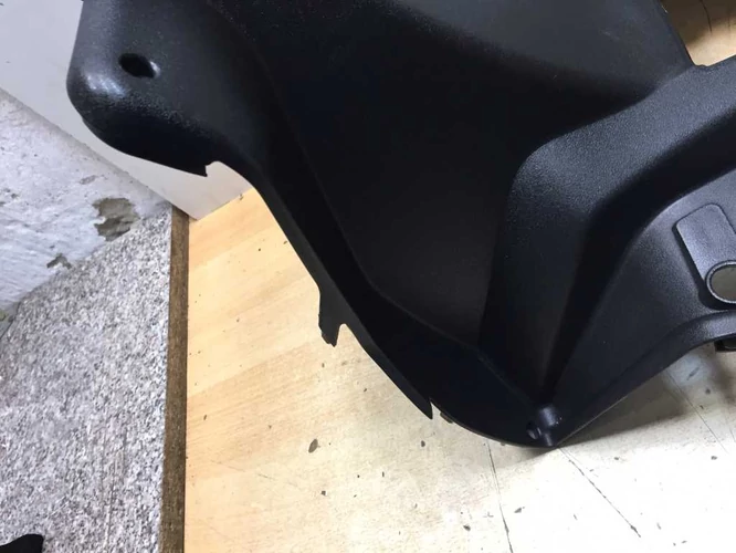 Aprilia Sr 50 Factory Használt Térdidom (Javított jobb oldalt alul )