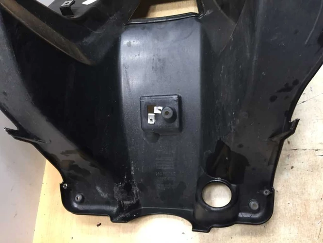 Aprilia Sr 50 Factory Használt Térdidom (Javított jobb oldalt alul )