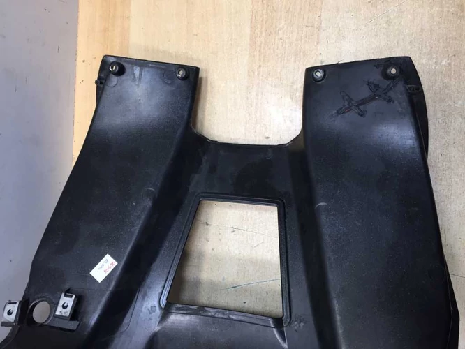 Aprilia Sr 50 Factory Használt Térdidom (Javított jobb oldalt alul )