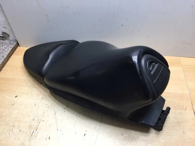 Aprilia Sr 50 Factory Használt Ülés (A púp sarkán kis sérülés )