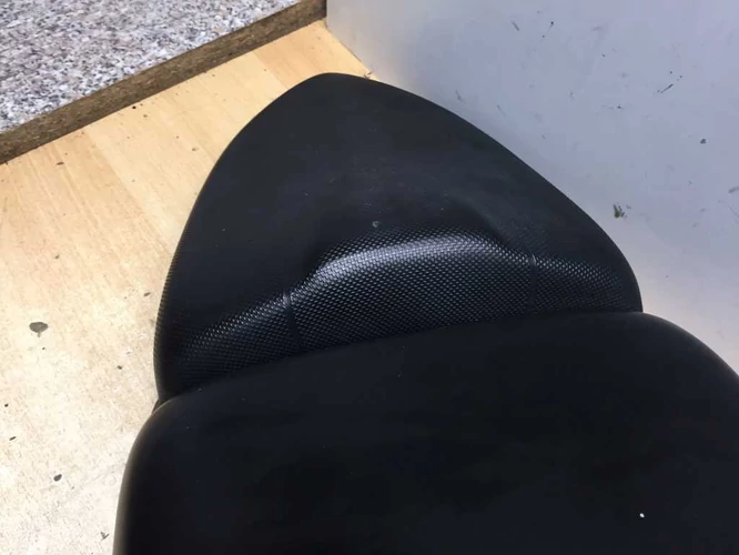 Aprilia Sr 50 Factory Használt Ülés (A púp sarkán kis sérülés )