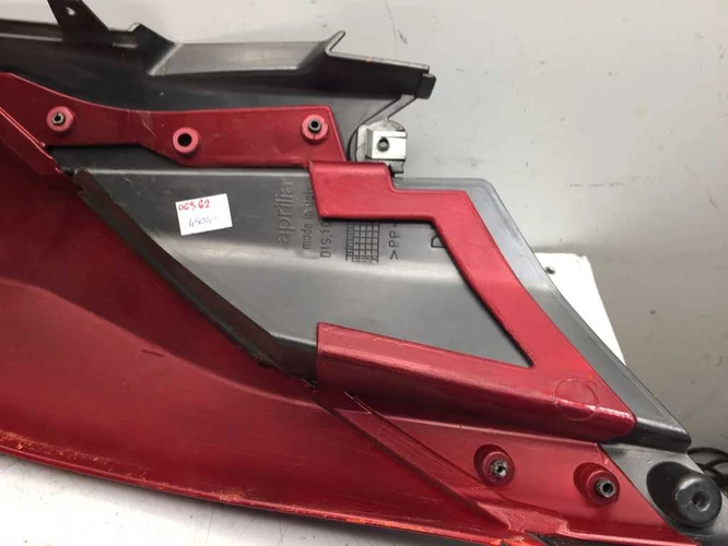Aprilia Sr 50 Factory Használt Jobb Ülésalatti Idom (Karcok Vannak Rajta, Házilag Festve) Bordó