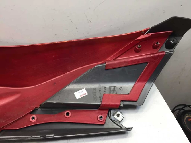 Aprilia Sr 50 Factory Használt Bal Ülésalatti idom (Karcok Vannak Rajta, Házilag Festve) Bordó
