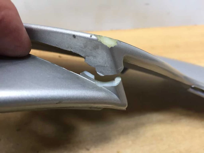 Aprilia Sr 50 Factory Használt Bal Orridom (Csúszott, karcos, 2db fül javított, kb. 2cm törés van rajta.)