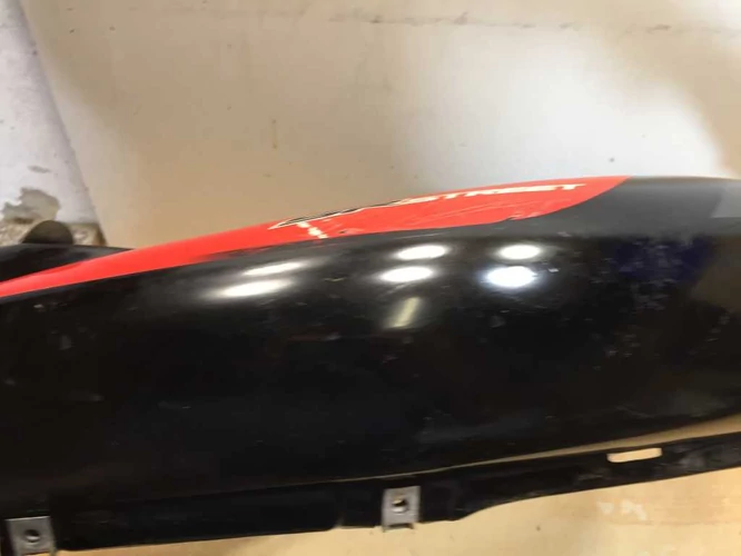 Aprilia Sr 50 Használt Ülésalatti Idom (Karcok Vannak Rajta) Fekete
