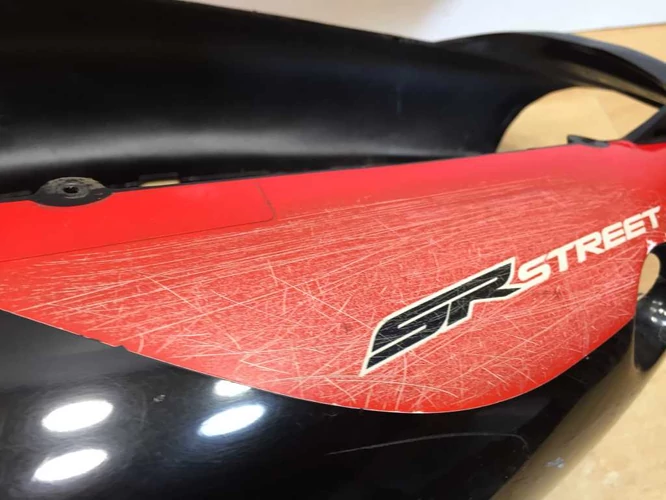 Aprilia Sr 50 Használt Ülésalatti Idom (Karcok Vannak Rajta) Fekete