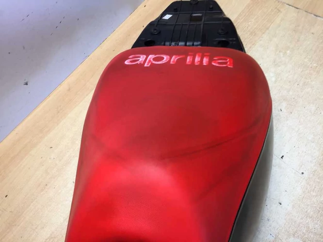 Aprilia Sr 50 Ülés  ( Kör Sr ), ( Kopott de nincs kiszakadva. )