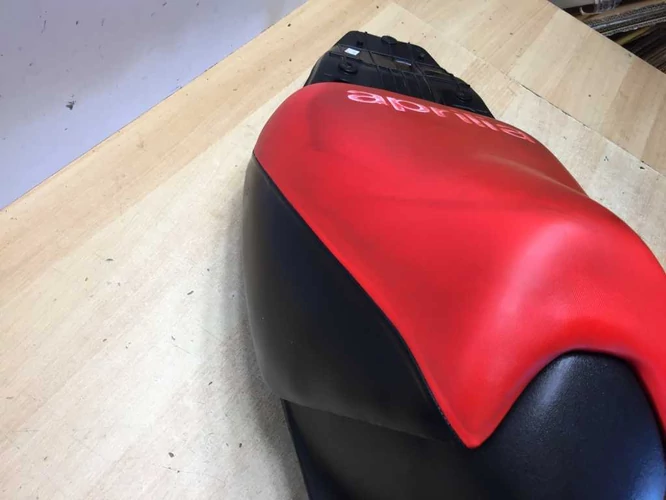 Aprilia Sr 50 Ülés  ( Kör Sr ), ( Kopott de nincs kiszakadva. )