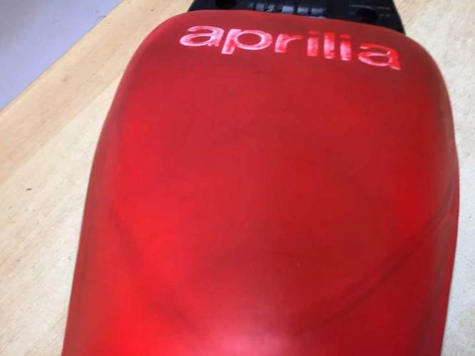 Aprilia Sr 50 Ülés  ( Kör Sr ), ( Kopott de nincs kiszakadva. )