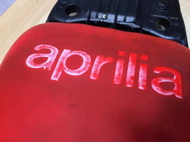 Aprilia Sr 50 Ülés  ( Kör Sr ), ( Kopott de nincs kiszakadva. )